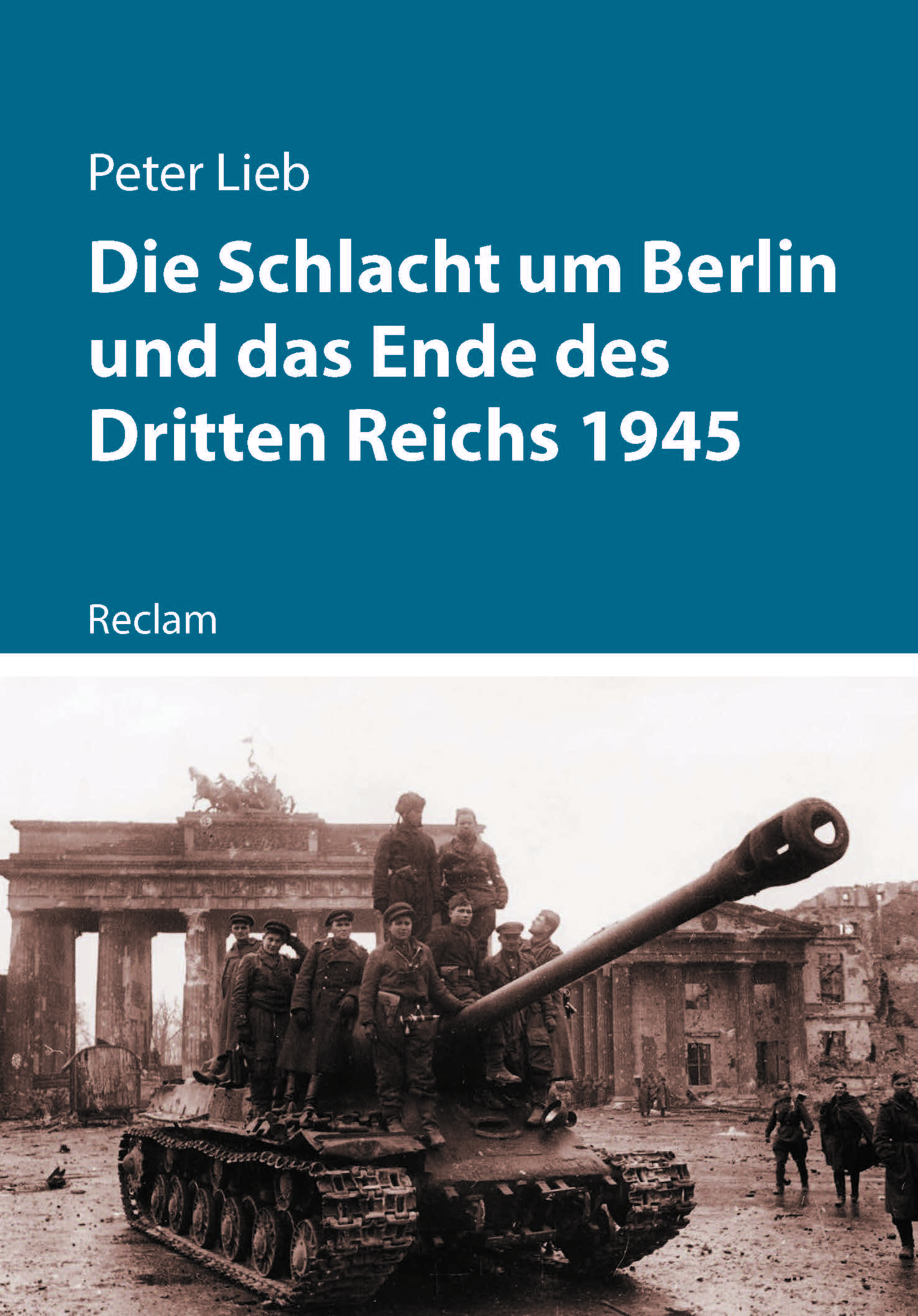 Ein Panzer steht vor den Trümmern des Brandenburger Tors in Berlin