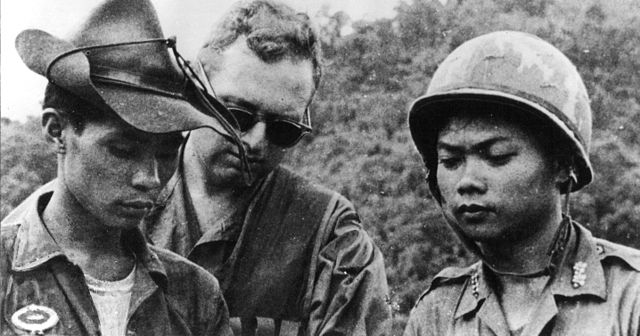 Südvietnamesische Soldaten mit US-Ausbilder (US Army, Wikimedia Commons, 