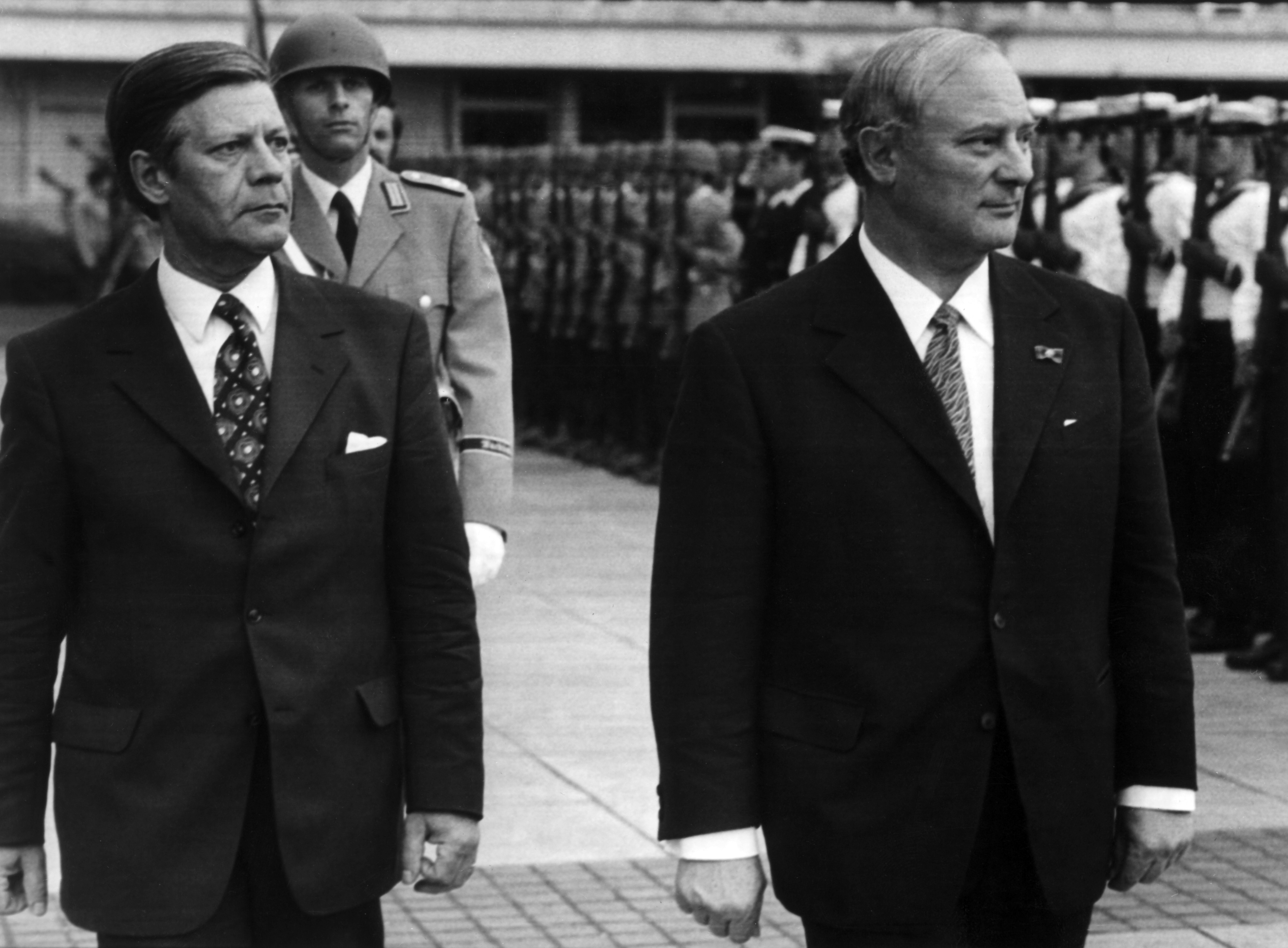 Helmut Schmidt übergibt das Amt des Verteidigungsministers an Georg Leber