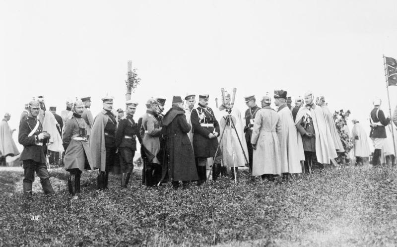 Ein Gruppe ausländischer Militärattachés als Gäste beim Kaisermanöver 1906 in Schlesien