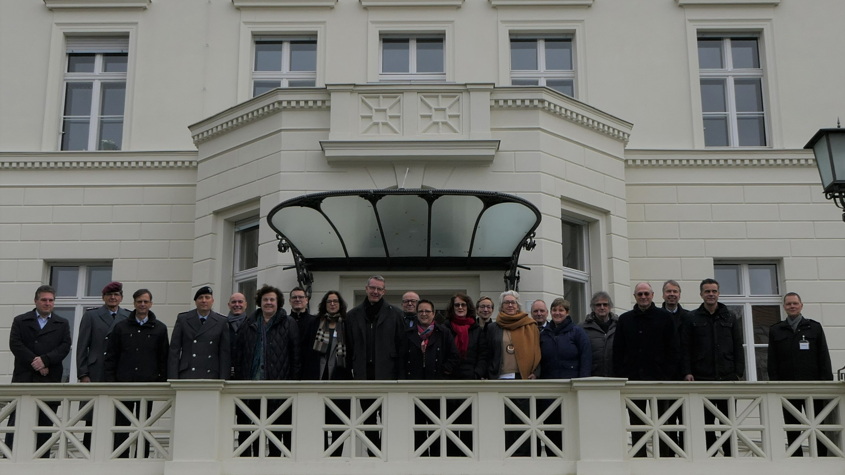 Mitglieder des Wissenschaftsrates vor der Villa Ingenheim