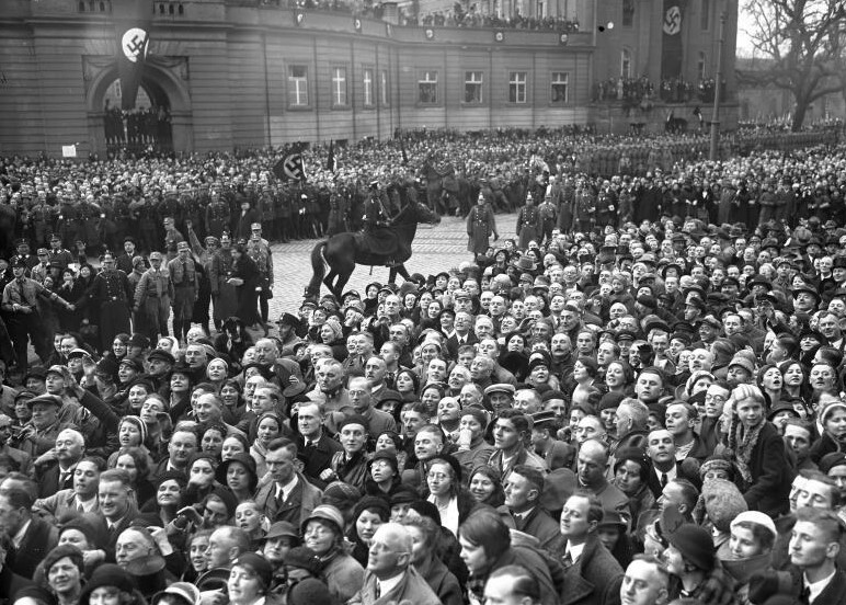 Tausende von Menschen in den Straßen Potsdams erwarten die Ankunft des Reichspräsidenten und des Reichskanzlers
