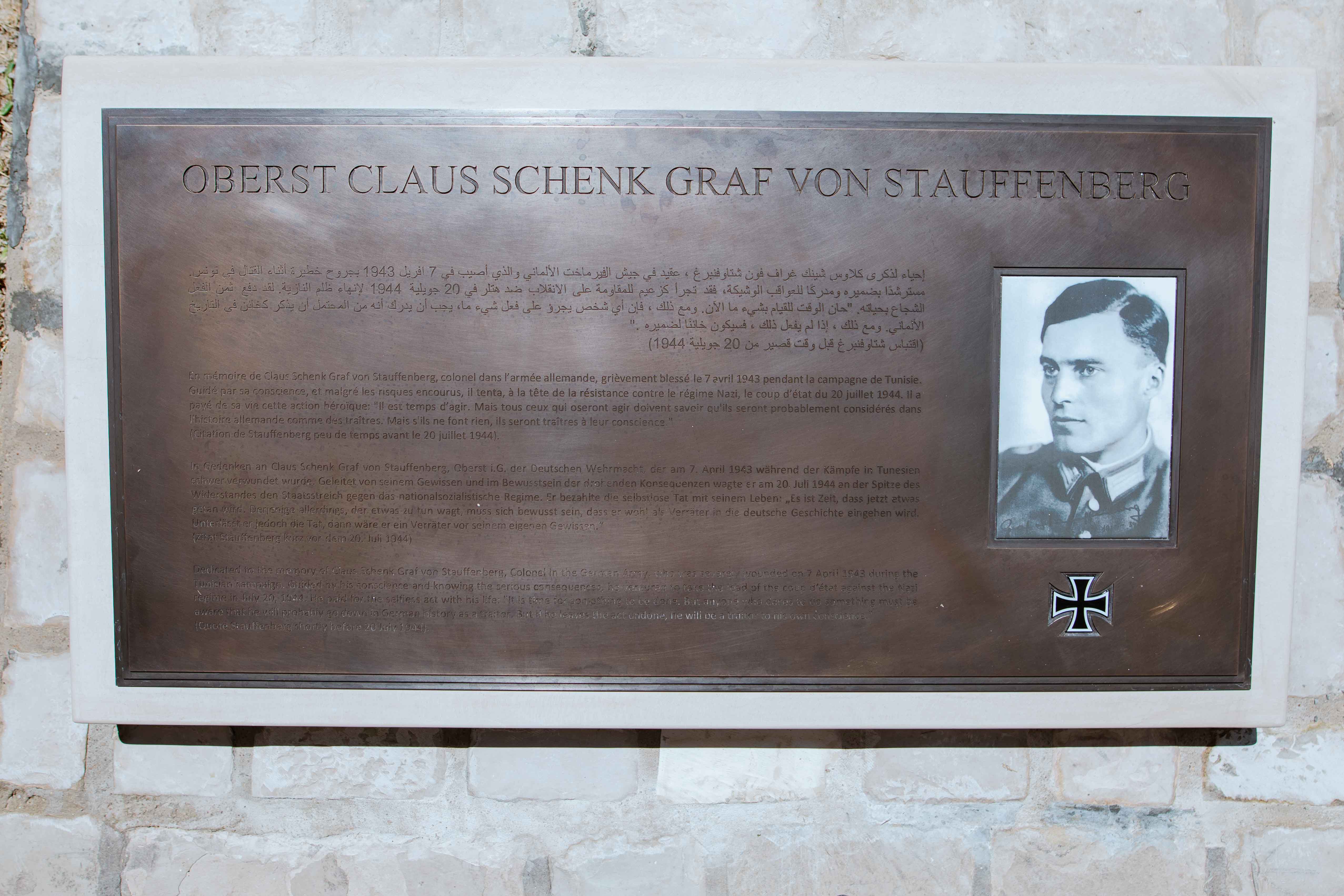 Gedenktafel mit dem Porträt und einem Zitat Stauffenbergs in Arabisch, Französisch, Deutsch und Englisch
