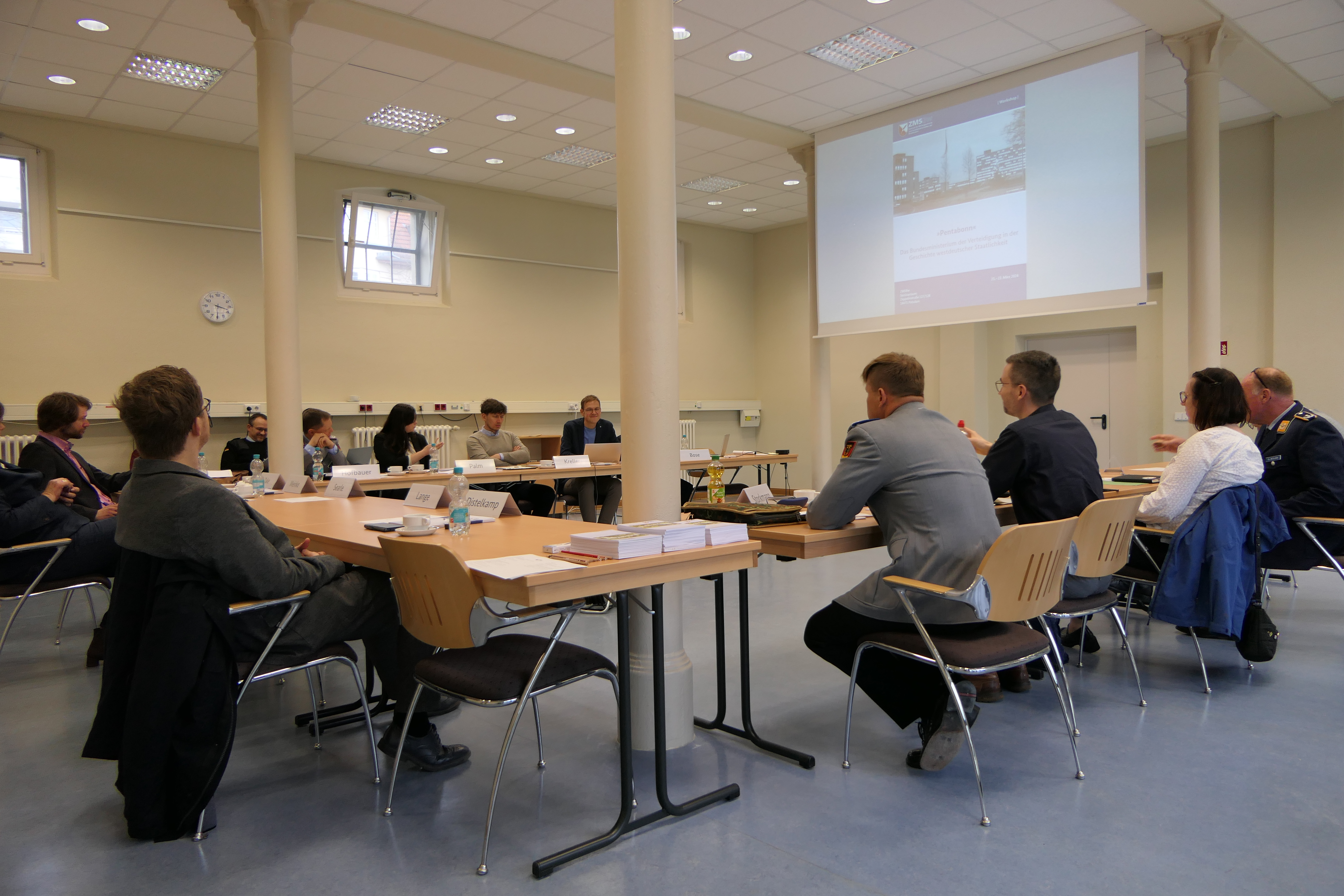Teilnehmende des Workshops sitzen U-förmig im Seminarrraum