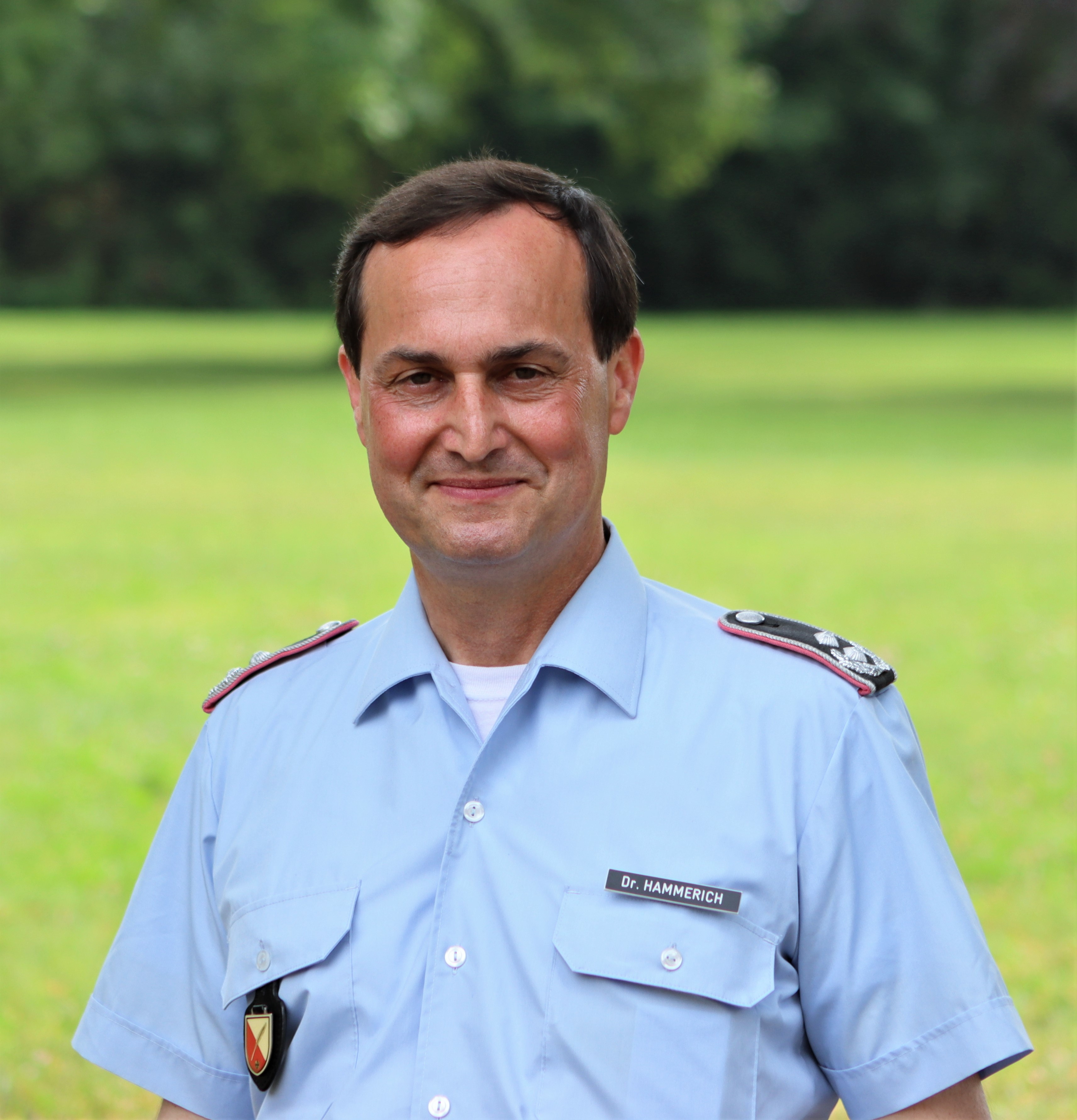 Mann in Uniform vor Natur Hintergrund