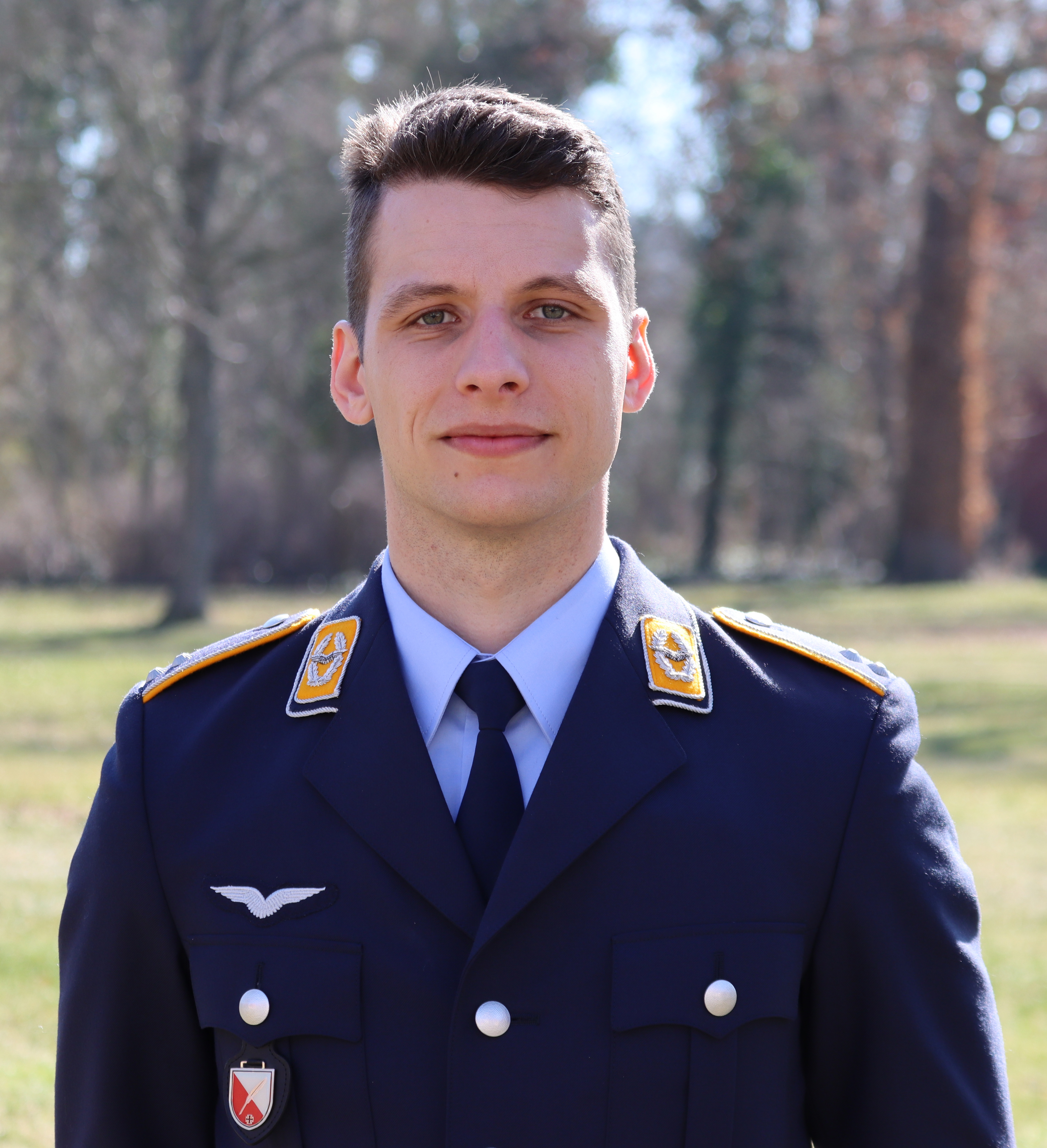 junger Mann in Uniform