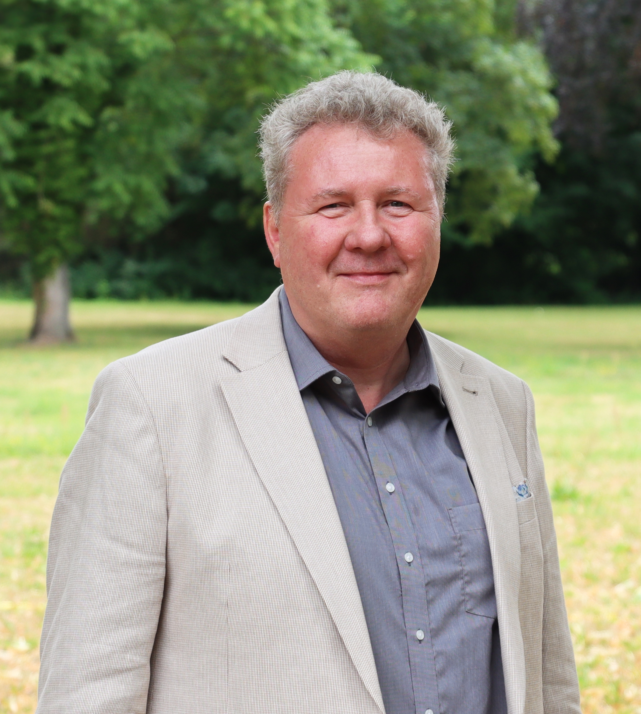 Mann mit hellem Anzug