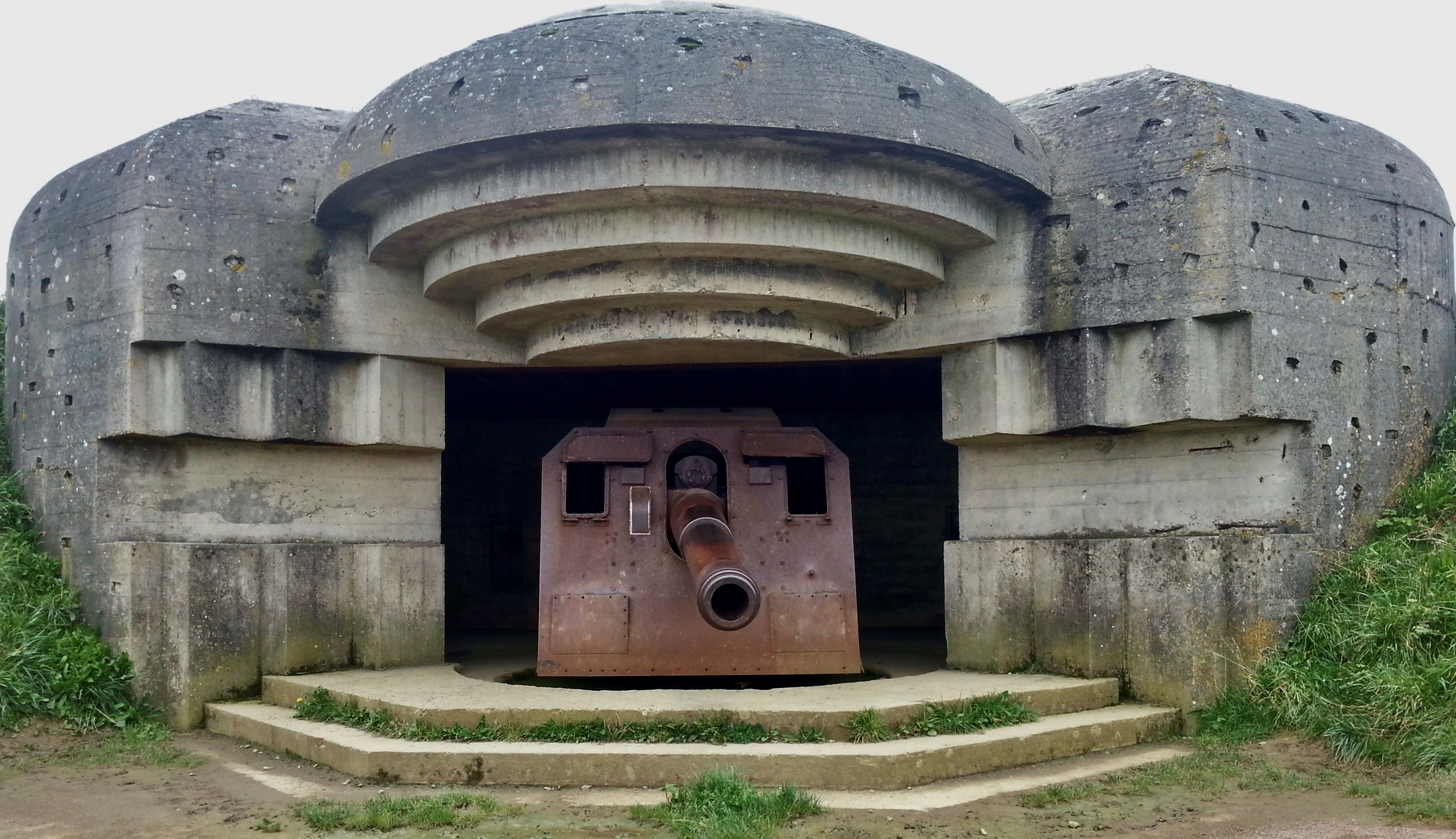 Bunker mit Kanone an der französischen Küste