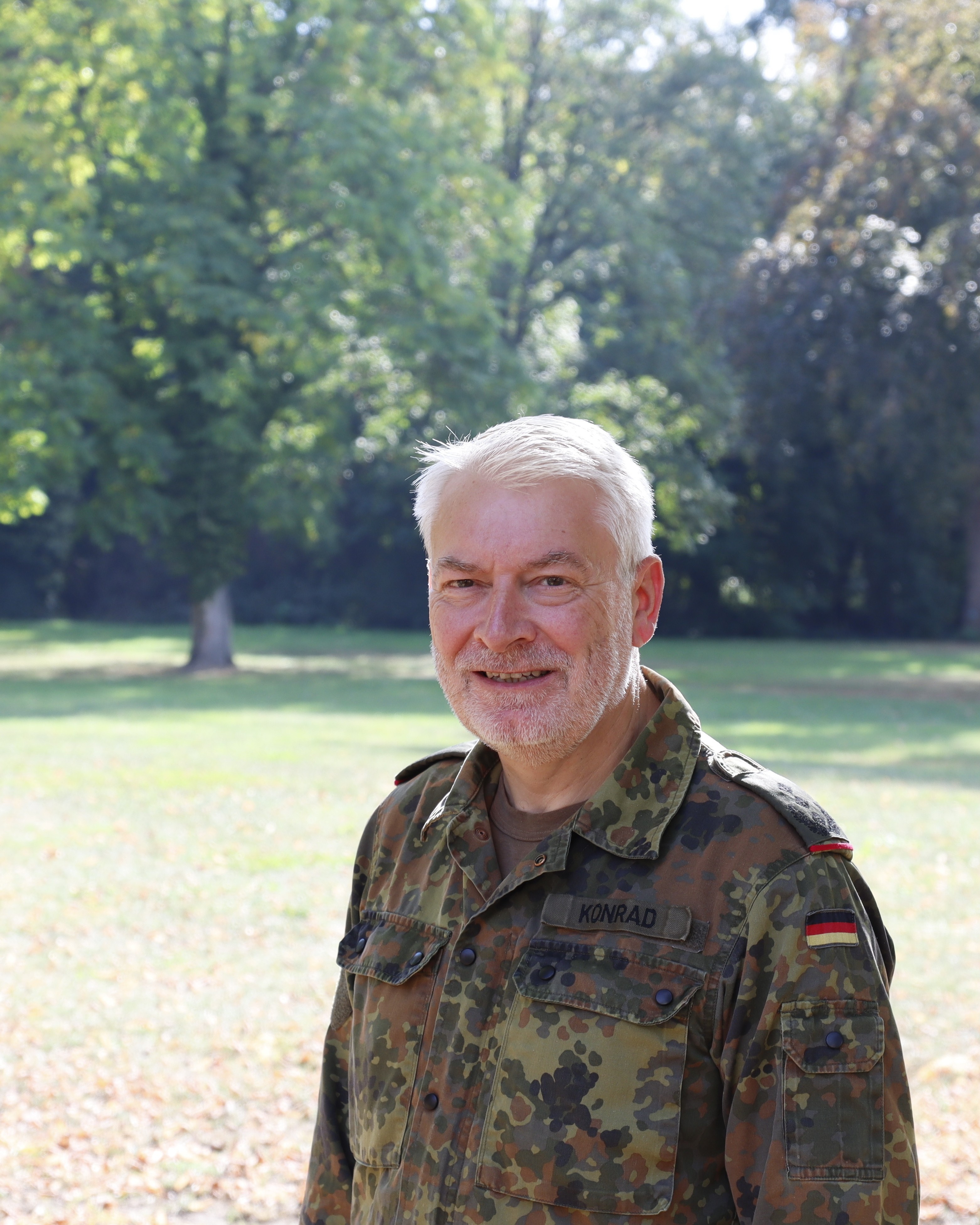 Porträt Mann in Uniform auf Wiese