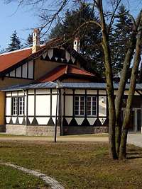 ZMSBw Bibliothek Das Bild zeigt die Bibliothek des ZMSBw in der früheren Reithalle auf dem Areal Villa Ingenheim.