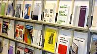 Fachzeitschriftenregal in der Bibliothek des ZMSBw