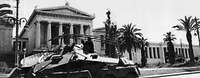 Ein deutscher Spähpanzer vor der griechischen Nationalbibliothek in Athen, Mai 1941