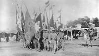 Soldaten des deutschen 1. Ostasiatischen Infanterie-Regiments mit den beim Sturm auf die Peitangforts eroberten Fahnen.