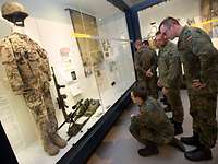 Historische Bildung am Objekt: Soldaten der Bundeswehr erleben Militärgeschichte im Militärhistorischen Museum der Bundeswehr in Dresden. Geschichte im Museum erfahren: Exponate erzählen mehr, als Bücher beschreiben können.