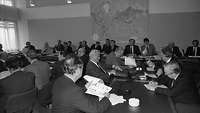 Bundesarchiv_B_145_Bild-F077918-0018,_Bonn,_Verteidigungsausschuss_des_Bundestages