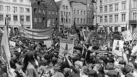 Bundesarchiv_Bild_183-1982-0529-012,_Schwerin,_Pfingsttreffen_der_Jugend