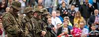 Infanteriesoldaten stehen nach einer Demonstration vor Publikum