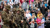 Infanteriesoldaten stehen nach einer Demonstration vor Publikum