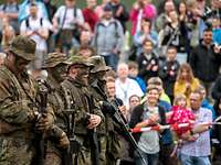 Tag der Bundeswehr in Nordholz Infanteriesoldaten stehen nach einer Demonstration vor Publikum
