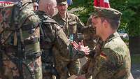 Polnische und deutsche Soldaten beim DANCON Marsch in Stettin.