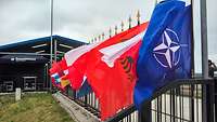 Gemeinsame Übungen der NATO-Partner sowie befreundeter Nation - ausgedrückt durch die Flaggen der Teilnehmerstaaten.
