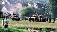 Amerikanische Kampfpanzer vom Typ M-60 bei Manövern der REFORGER-Serie 1982 in Süddeutschland