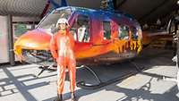 bunter Hubschrauber mit lebensgroßer Figur davor
