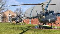 3 Hubschrauber vor Gebäude
