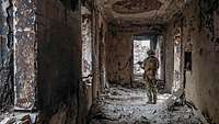 Russischer Soldat im Theater von Mariupol, 12. April 2022