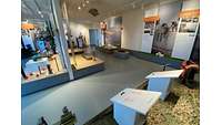 Ausstellungsraum mit verschiedenen Objekten