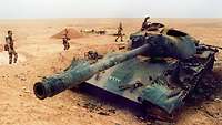 Französische Soldaten inspizieren irakischen Panzer