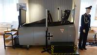 Flugsimulator Eurofighter und daneben Schaufensterpuppe mit Ausgehuniform der Luftwaffe