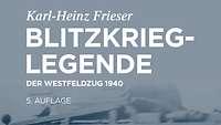  Der Bildhintergrund des Covers zeigt drei deutsche Soldaten mit einem Maschinengewehr vor einem unscharf dargestellten Panzer
