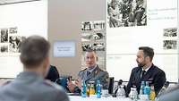 230424_Gespraeche_am_Ehrenmal_Twardy_04