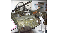 militärische Waffe auf einem Fahrzeug