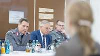 230424_Gespraeche_am_Ehrenmal_Twardy_07