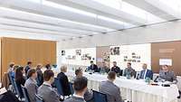 230424_Gespraeche_am_Ehrenmal_Twardy_03