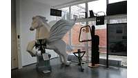 Seitenansicht eines weissen Modells Pegasus mit Wappen