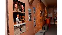 Wand mit mehreren bunten Fotos