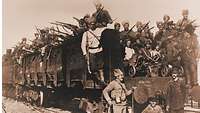 Ausschnitt des Covers von "Der Russische Bürgerkrieg 1917-1922" hier ein Bild von Soldaten auf Bahnwagen