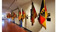 Flur mit vielen Deutschlandfahnen an der Wand in Fahnenhalterungen