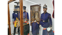 Vitrine mit Uniformen