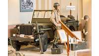 Jeep DP 4, davor Ausstellungspuppe in Uniform und Ausrüstungsgegenstände