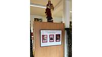Statue der heiligen Barbara auf einem Schrank