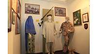 drei Ausstellungsuppen mit Kleidung im SFOR-Einsatz