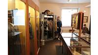 Virtrinen mit Uniformen und Schrank mit Uniformausrüstung