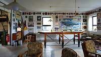 zahlreiche Wappen und Bilder von Flugzeugen an der Wand 