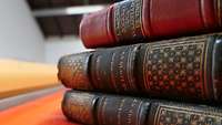 Das Foto zeigt als Detailaufnahme die Buchrücken von drei aufeinandergelegten Büchern (Bestand ZMSBw).