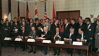 Von links nach rechts: Baker (USA), Hurd (GB), Schewardnadse (UdSSR), Dumas (F), de Maiziere (DDR), Genscher (BRD)