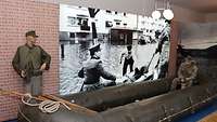 Bild der Sturmflut 1962, davor Rettungsboot
